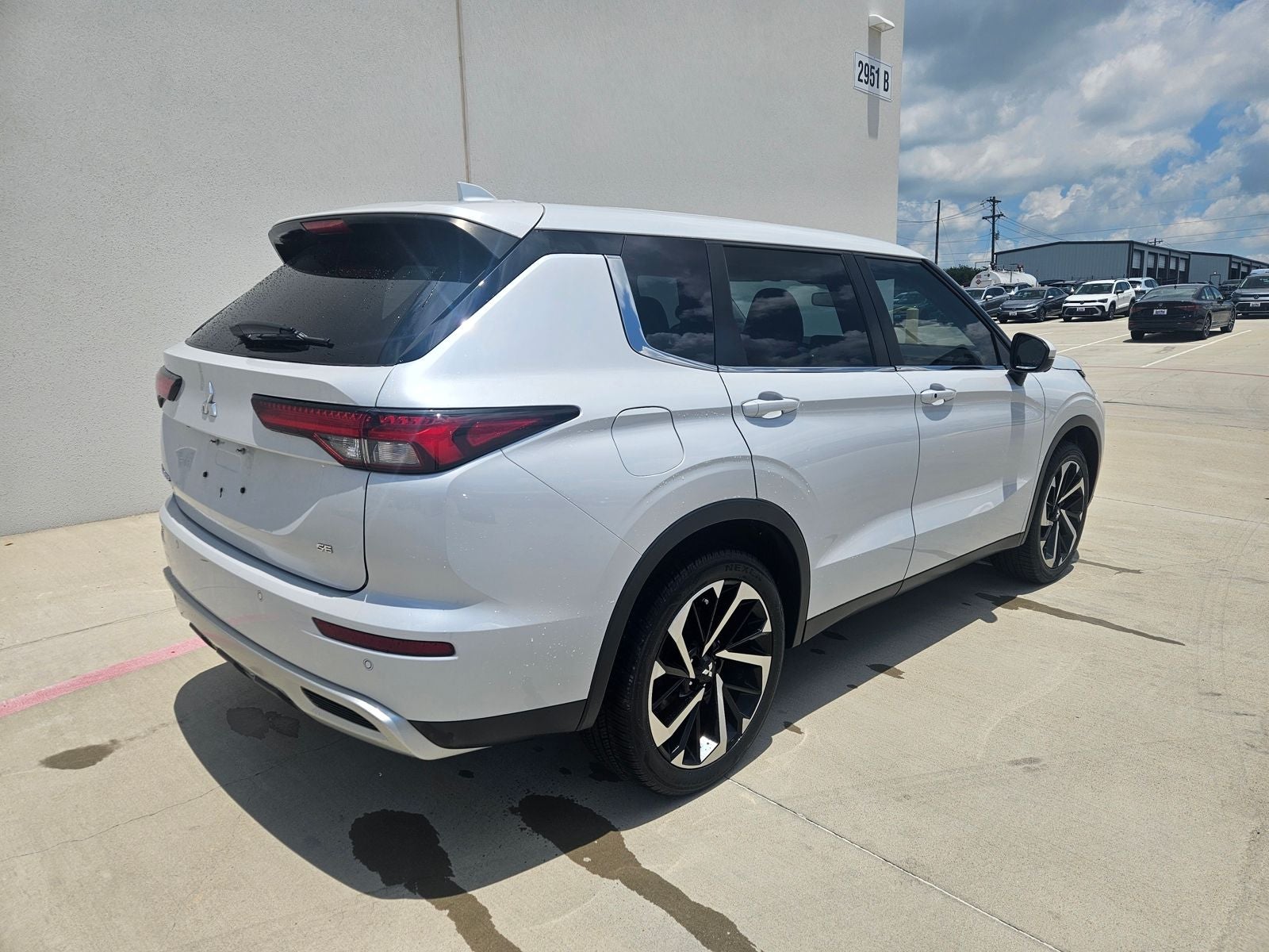 2023 Mitsubishi Outlander Base