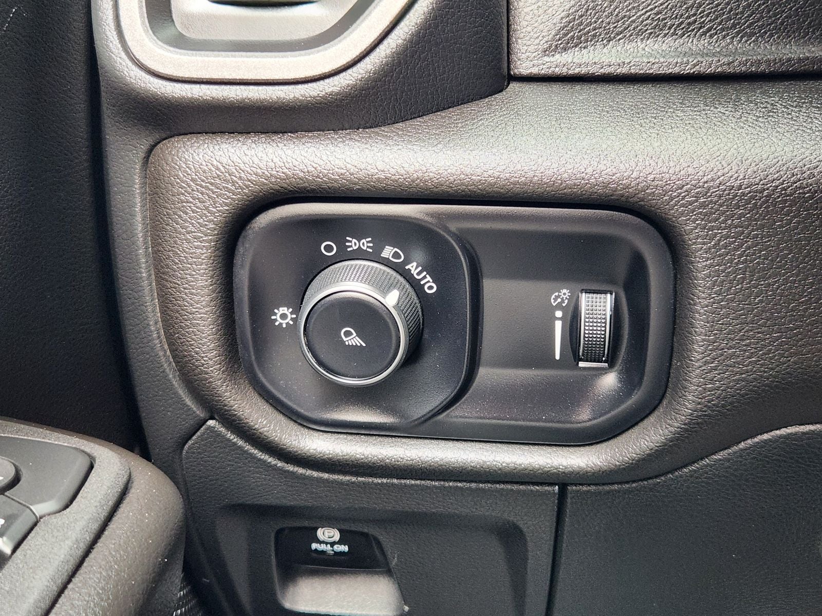 2025 RAM Ram 1500 Tradesman Crew Cab 4x4 6'4' Box