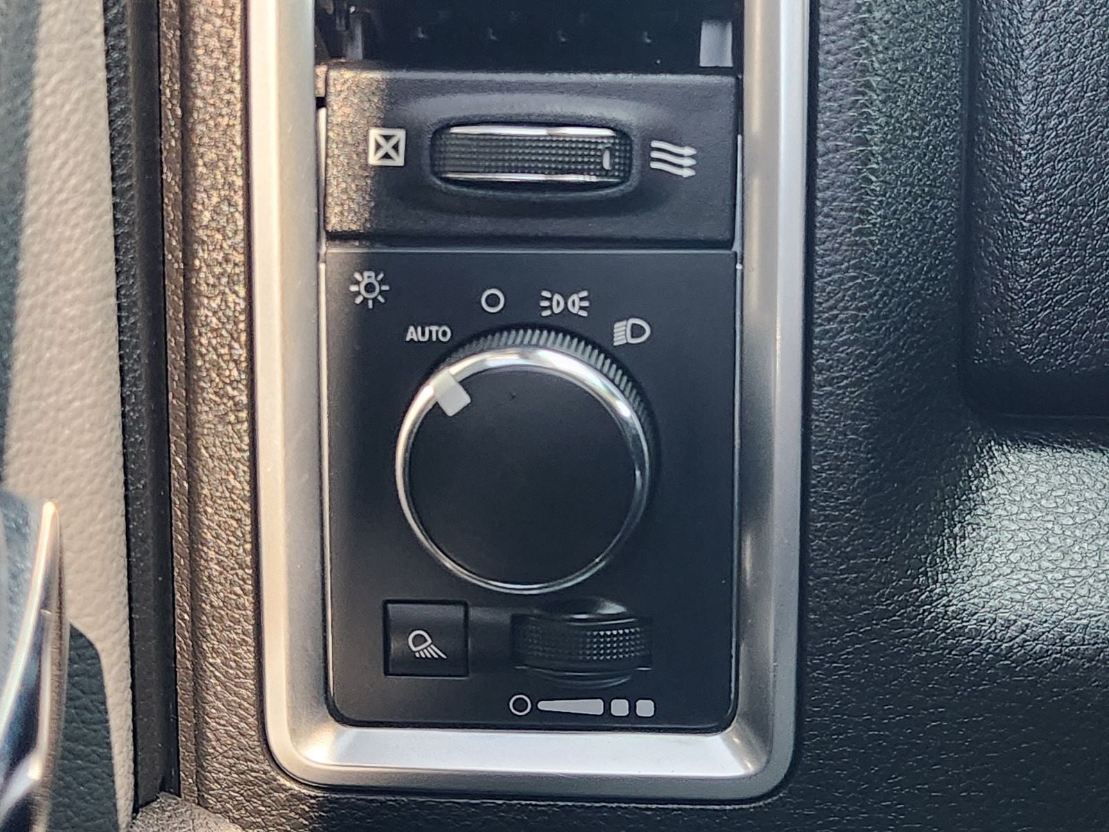 2022 RAM 1500 Classic SLT Crew Cab 4x4 5'7' Box