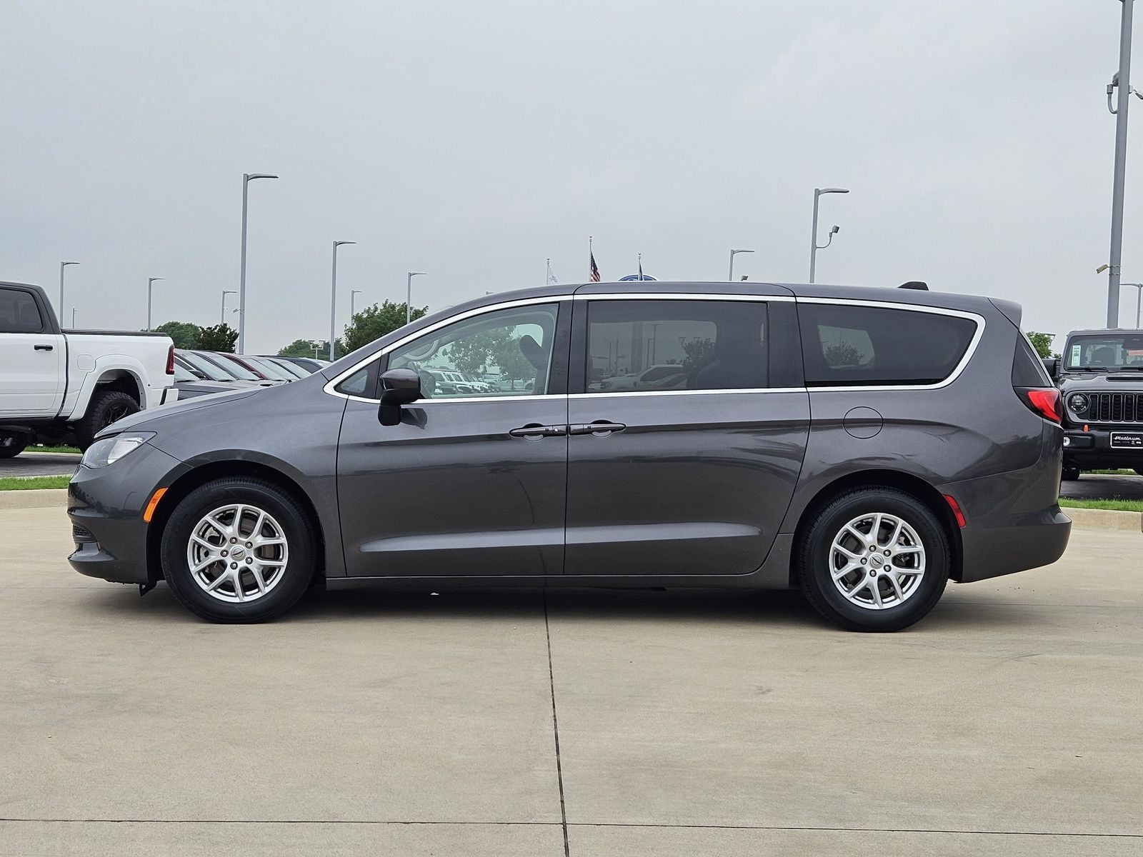 2022 Chrysler Voyager LX